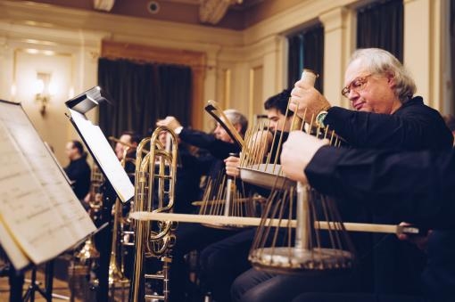Filharmonie Brno: Světová premiéra Symfonie č. 3 Thomase Larchera s netradičními nástroji